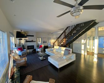 Four bedroom cottage on Lake Muskoka - 머스코카 레이크 - 거실