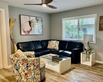 Apt 5: Contemporary 2-Bedroom 2-Bath Steps To Sand - Carpinteria - Salon