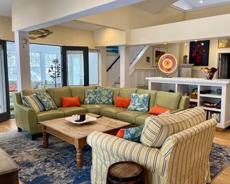 Bright, Colorful, Cozy Home Close To Beach, Town And Activities. - Union Pier - Sala de estar