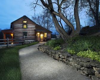 Romantic, Secluded, Private, Rustic Cottages - Elizabeth - Building
