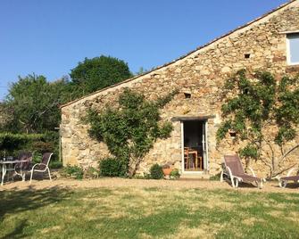 Gîte charmant avec jardin clos, proche attractions, 2 chambres, Wifi, parking, calme assuré - FR-1-426-138 - Rives-de-l'Yon - Patio