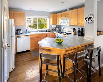 Super Location, Free Parking, 3 Bedroom + Loft, 3.5 Ba, Sleeps 10, Tesla Charger - Seattle - Kitchen