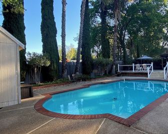 King Spa 1 Bedroom Private Suite. Pool Access. - Citrus Heights - Piscina