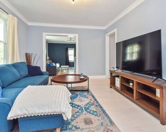 Mint: 4br, 2ba - Peoria Heights - Living room