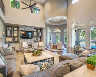 Riverfront Gem w/ Dock & Paddleboards in Seguin! - Seguin - Living room