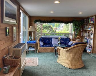 كوتيدج ليك بد آند بريكفاست - وودينفيل - غرفة معيشة