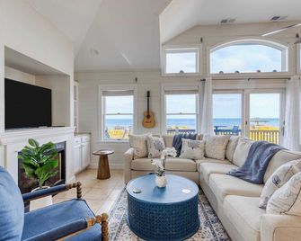 Sleeps 28 Beachfront w Pool Hot Tub Game Room Atlantic Watch by AvantStay - Kill Devil Hills - Living room
