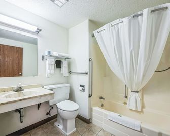 Hotel 8 - Fergus Falls - Koupelna