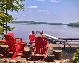 Lakeside Cabin on 2,700 Acre Nelson Lake in Hayward - Fun for All Ages! - Hayward - Patio