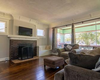 Close in Historic district craftsman - Independence - Living room