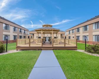 AmericInn by Wyndham Fort Atkinson - Fort Atkinson - Edificio