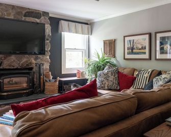 Glenn Meadow Bed and Breakfast - South Haven - Living room