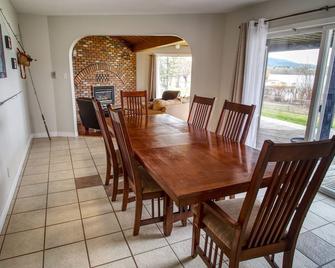 Lake House Getaway With Private Dock - Quesnel - Essbereich