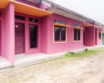 OYO 2471 Swarna Raya - Bayah - Edificio