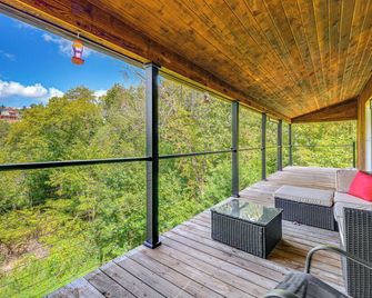 Waterfront Dandridge Cabin, 24 Mi to Pigeon Forge! - Dandridge - Balcony