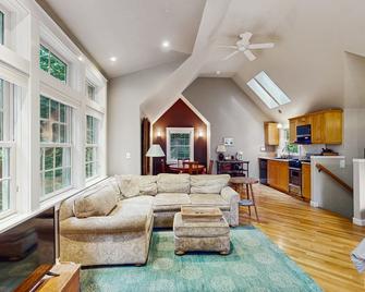 Serene Redwood Retreat - Arcata - Living room