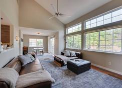 Bright Arvada Townhome with Deck and Grill! - Arvada - Stue