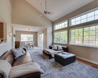 Bright Arvada Townhome with Deck and Grill! - Arvada - Living room