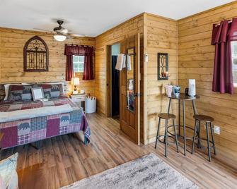 Cabin 3, the delightful Joy cabin in the heart of Moravian Falls, NC - Moravian Falls - Habitación