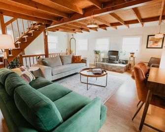 Centrally located 2 houses- Great for large groups! - Nevada City - Obývací pokoj