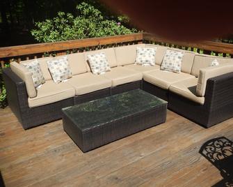 Large Modern Cabin with Hot Tub Tucked in Woods - Bethel - Balcón