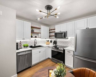 Cozy Condo Near At&t Stadium & Entertainment Zone - Arlington - Kitchen