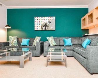 Spacious 4 Bedroom 3 Bathroom House - Sleeps up to 8 - Free Parking, Balcony, Fast Wifi and Smart TVs by Yoko Property - Wavendon - Oturma odası