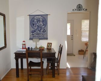 GREAT Location @ Old Town! 2 blocks to restaurants, parks,trails &Train Station! - San Diego - Dining room