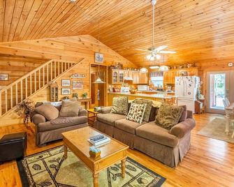 Hot Tub - Secluded - Covered Porch - Almond - Living room