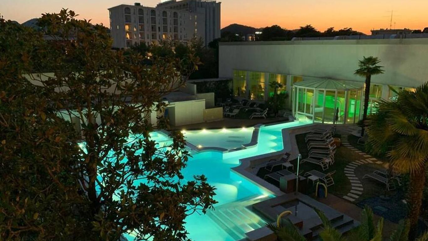 هوتل يونيفرسال تيرم