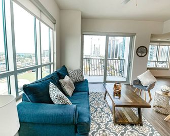 2br Uptown Furnished Apartment Near Truist Fields 2 Bedroom Apts by RedAwning - Charlotte - Sala de estar