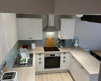 Penddol Cottage & Boathouse - Llangollen - Kitchen