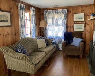 Sunset Breeze- Beach Home Family Friendly, Welcoming Cottage - Clean & Bright! - Charlestown - Living room