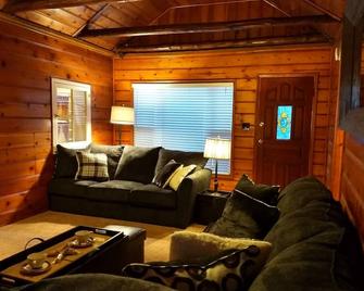 The Most Adorable Forest Cabin! The Lovebirds' Lookout - Adventure Pass - Twin Peaks - Living room