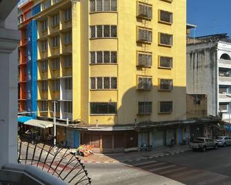 Sandee Room - Hat Yai - Building