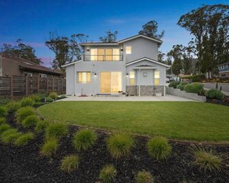 Panoramic Ocean Views Modern Coastal Escape 3 Bedroom Home - Half Moon Bay - Building