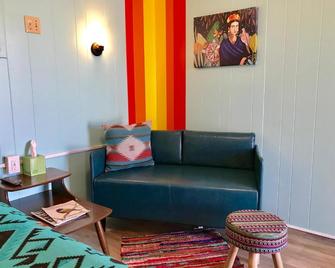 Hotel Kitsmiller on Main - Fredericksburg - Living room