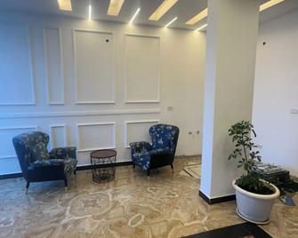 Spacious 7-bedroom house in charming Addis Ababa with WiFi - Addis Abeba - Resepsjon