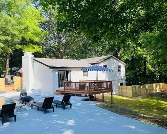 Large home with Separate Apartment & Private Pool - Concord - Patio