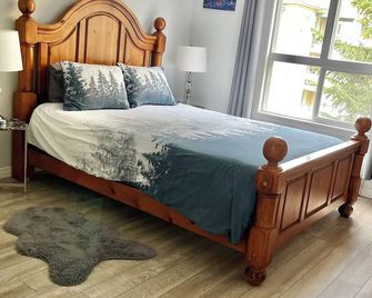 Spacious/Quiet 2bdrm, 2 bath with Mountain Views/Pool/Hot Tub/7night Disc! - Radium Hot Springs - Bedroom