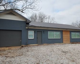 Serene Modern Space on a Pecan Grove near Historic Downtown Abbeville - Abbeville - Edificio