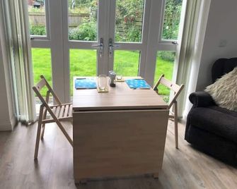 The Annex - Modern Studio Flat - Mold - Living room