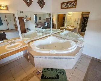 Bullwinkles Rustic Lodge - Poplar Bluff