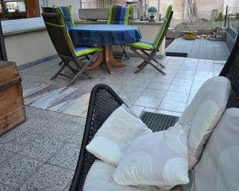 Vacation Apartment With Mod. Bathroom, Fitted Kitchen And A Covered Terrace - Giengen - Balkon