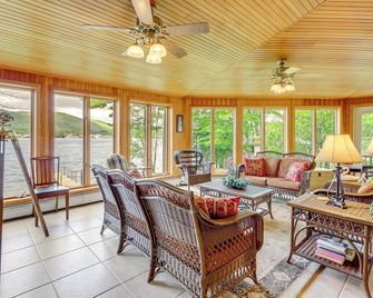1 Mi to Village Waterfront Oasis in Lake George! - Lake George - Vardagsrum