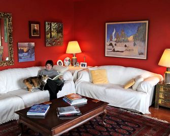 Spacious Lodge Accommodation for a Getaway near Lake Kathlyn, British Columbia - Smithers - Wohnzimmer