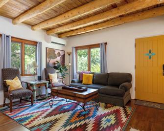 Kiva Cottage - Santa Fe - Living room