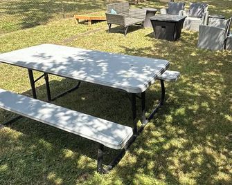 Cozy 2 Bdr Escape-Geneva College, Parks & Shops, Backyard Fire Pit, Wifi, Big Tv - Beaver Falls - Patio