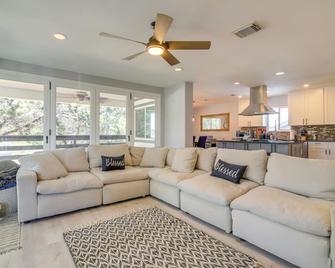 Lago Vista Vacation Rental with Fireplace! - Lago Vista - Living room