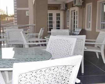South Court Inn - Kanye - Patio